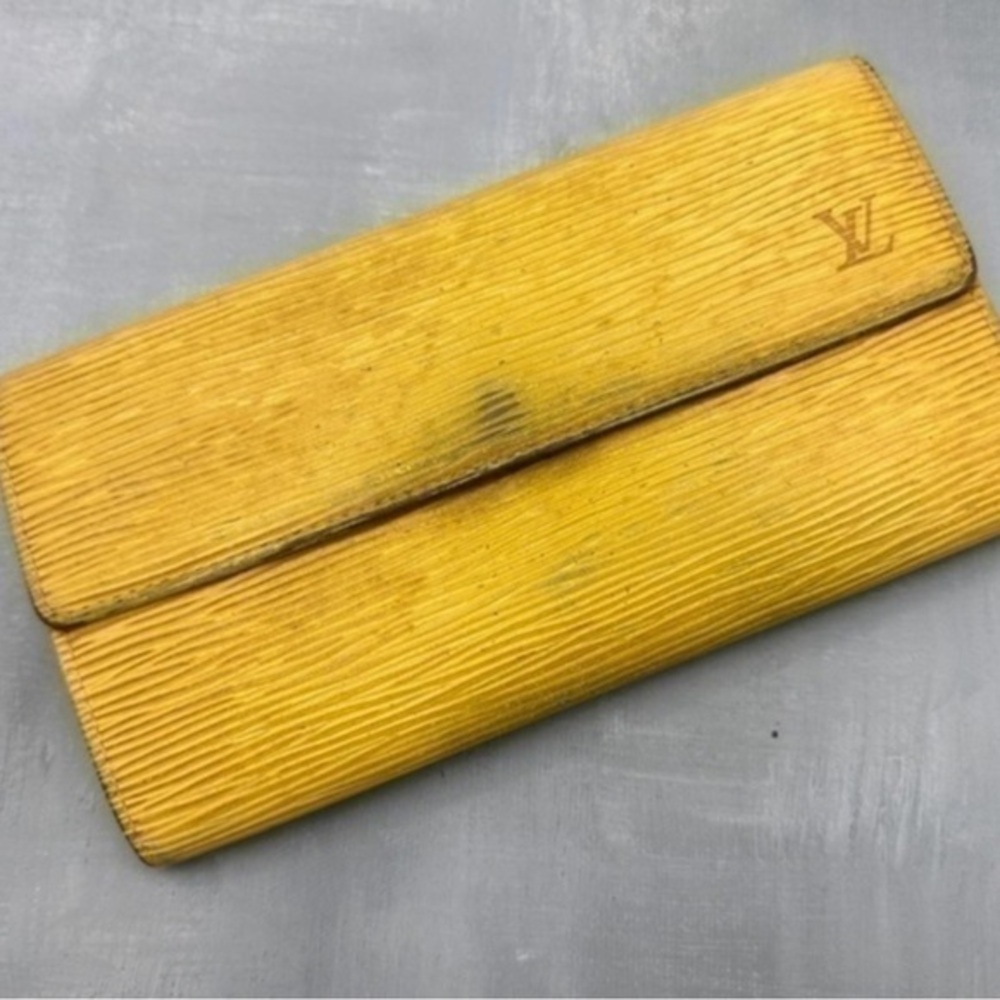 AUTHENTIC Louis Vuitton Sarah Epi leather wallet. Tassel yellow.
